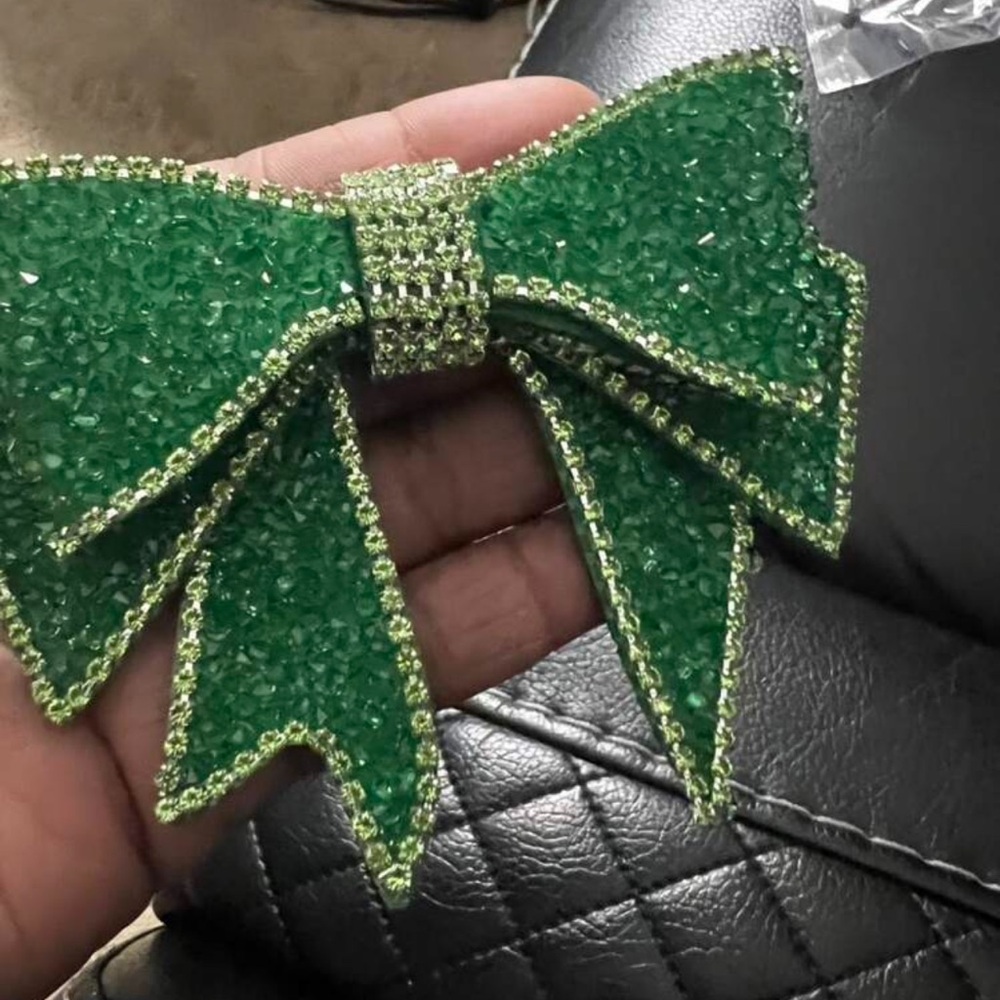 🎀 Bow Tie Pin 🎀 - Picture 2 of 4